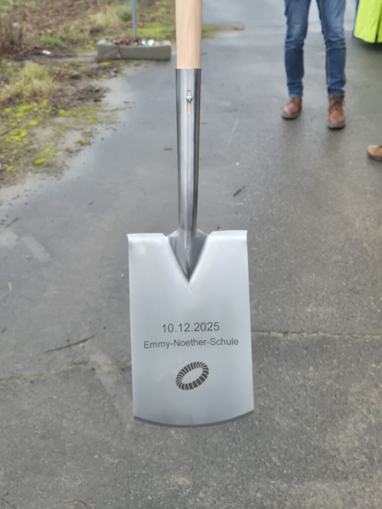 Emmy-Nöther-Gymnasium der Spaten graviert mit dem Datum des Spatenstich