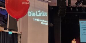 Logo der Linken und Luftballon