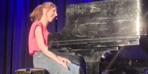 Sarah Hackenberg am Klavier