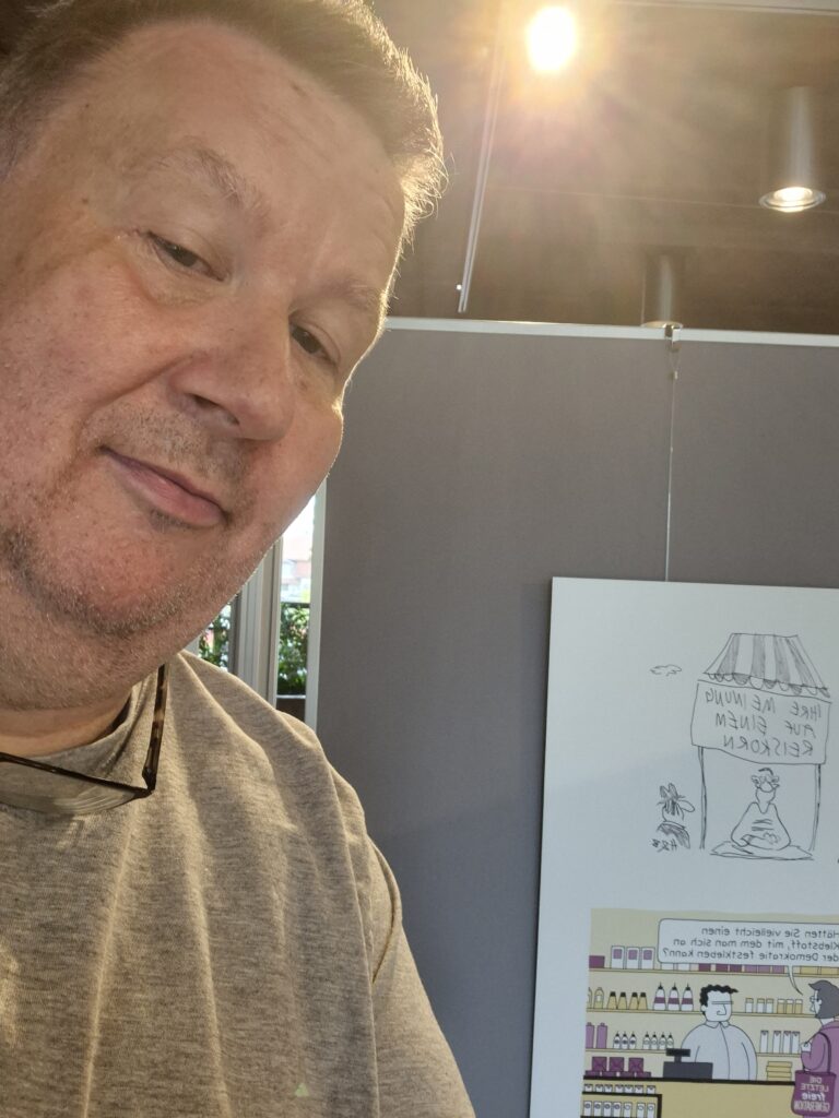 Markus Philippi schaut sich die Ausstellung an