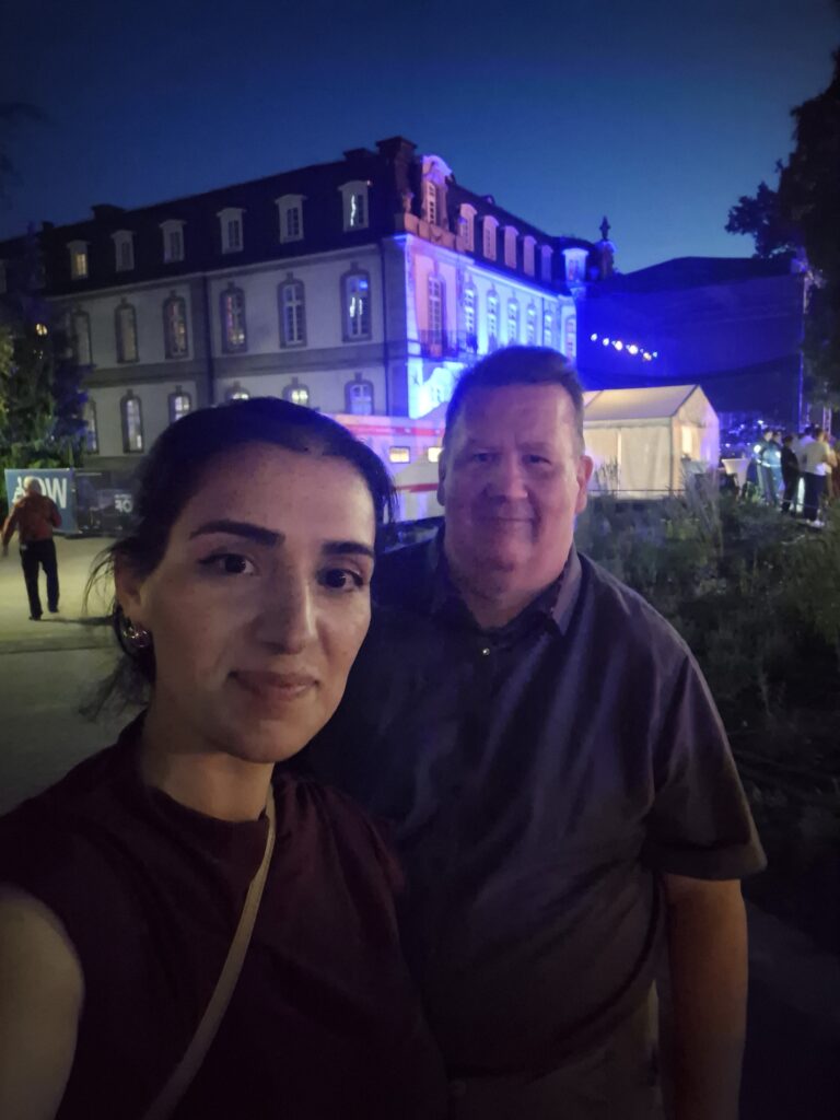 Markus und Gizem beim Rundgang, im Hintergrund das Büsingpalais