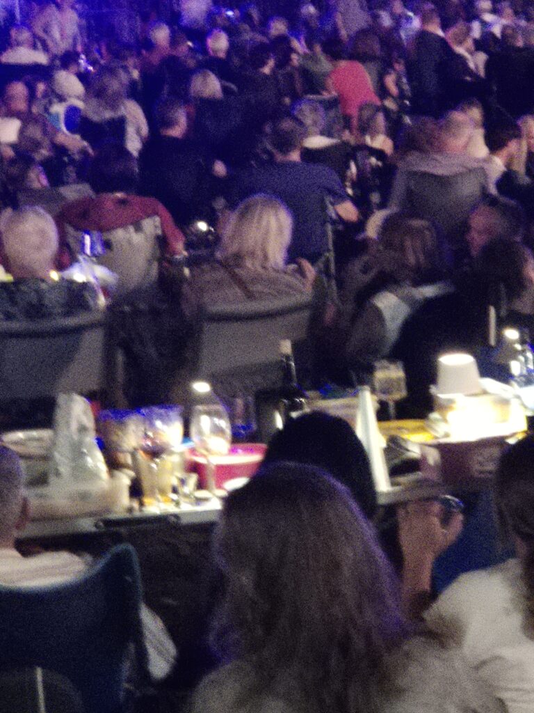Eine Qualität des Fest: Bring Deinen eingenen Tisch mit 8-)