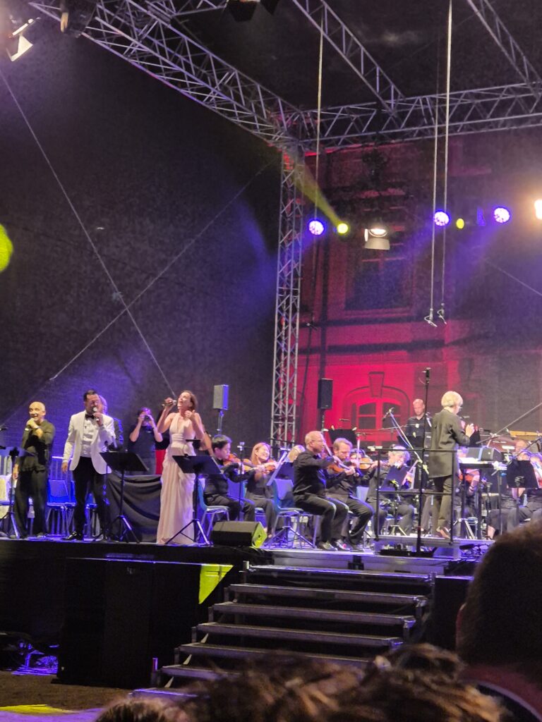 Das Capitol Symphonic Orchestra
und die Sänger
